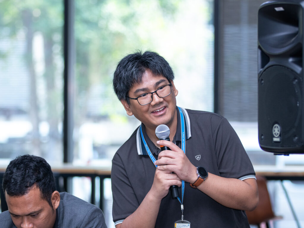 ภาพบรรยากาศ นักวิจัย สอบถาม ในกิจกรรมสร้างแรงบันดาลใจนักวิจัยรุ่นใหม่ ของ สวทช.