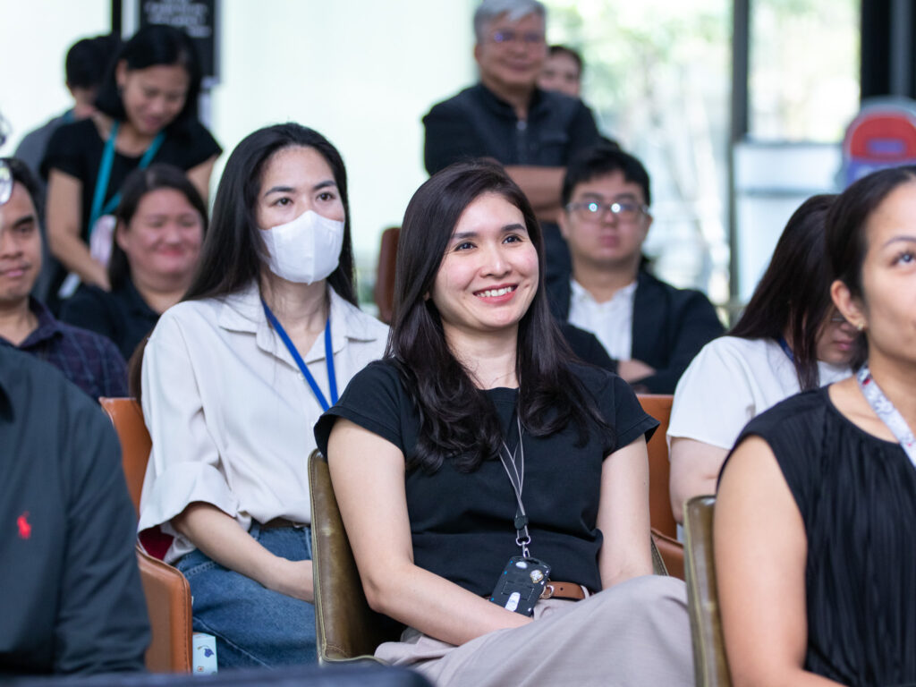 ภาพบรรยากาศ นักวิจัย นั่งรับฟังการบรรยายของกิจกรรมสร้างแรงบันดาลใจนักวิจัยรุ่นใหม่ ของ สวทช.
