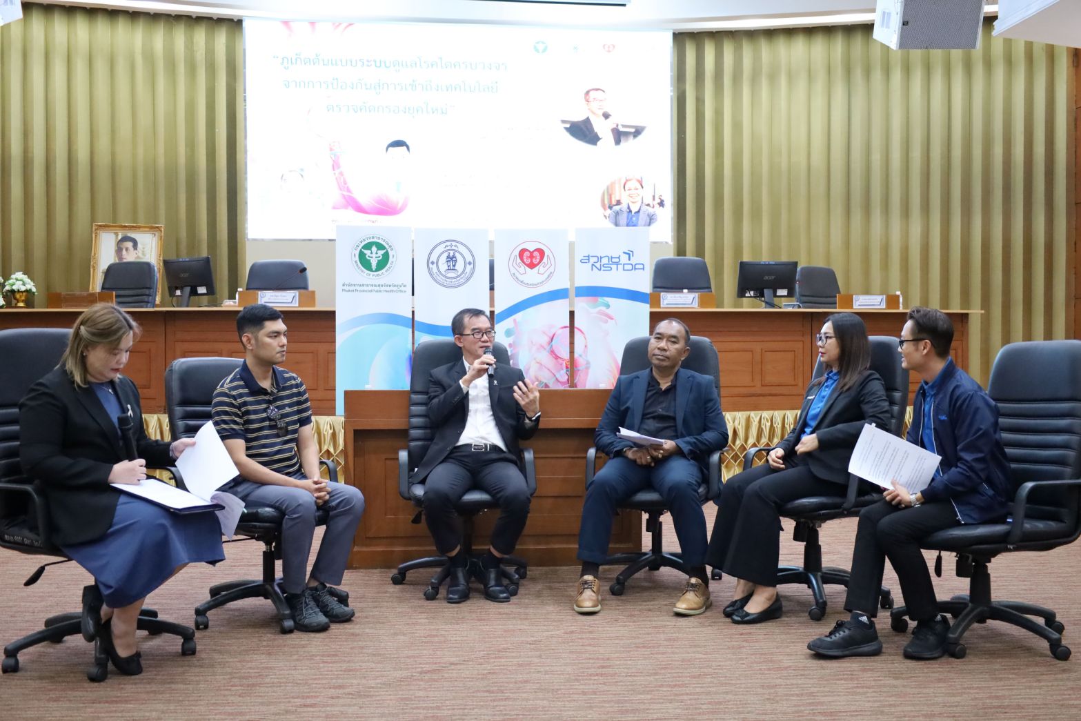 ภาพ: เวทีเสวนาแลกเปลี่ยนความคิดเห็นเกี่ยวกับระบบดูแลโรคไตครบวงจร โดยมีตัวแทนจากหน่วยงานต่างๆ ร่วมอภิปรายบนเวที