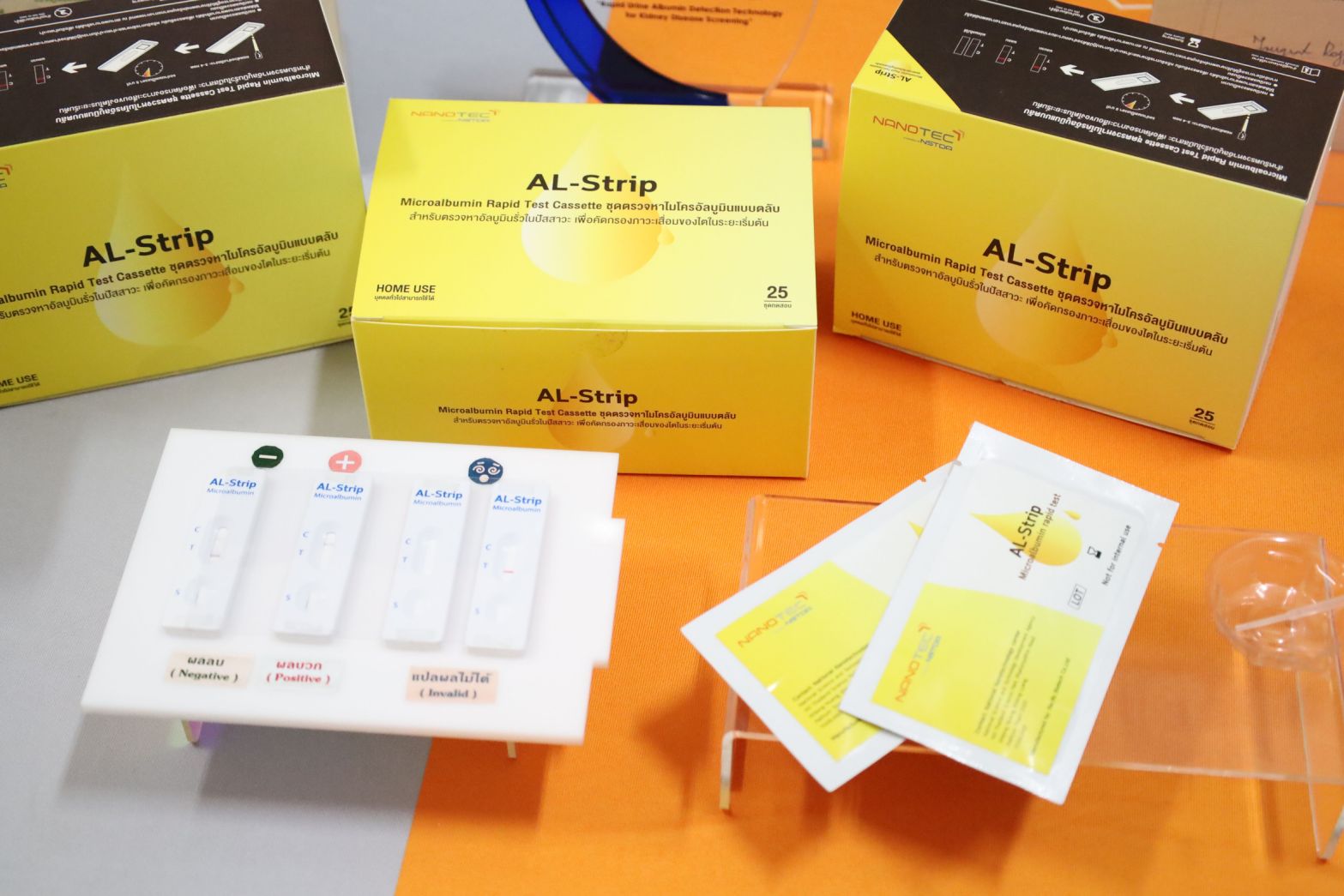 ภาพ: กล่องบรรจุภัณฑ์และอุปกรณ์ภายในของชุดตรวจ "AL-Strip" (Microalbumin Rapid Test Cassette) ซึ่งเป็นชุดตรวจหาไมโครอัลบูมินในปัสสาวะแบบตลับ สำหรับคัดกรองภาวะไตเสื่อมในระยะเริ่มต้น