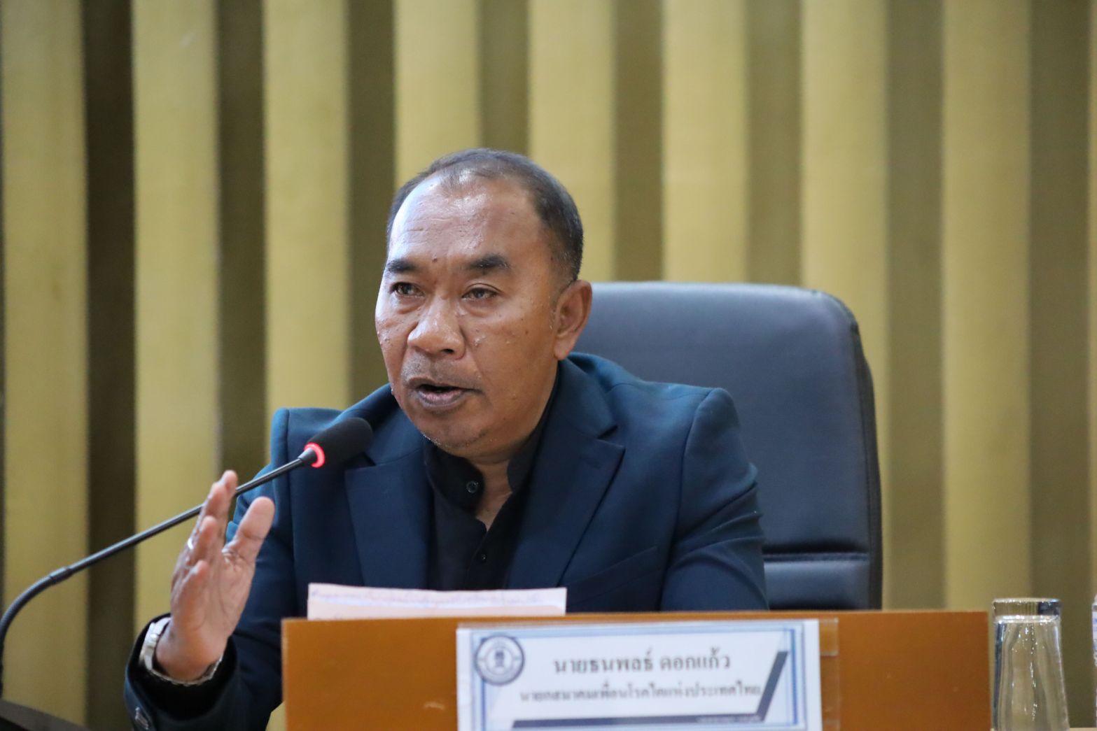 ภาพ: นายธนพลธ์ ดอกแก้ว นายกสมาคมเพื่อนโรคไตแห่งประเทศไทย ขณะกล่าวถึงความสำคัญของการป้องกันและคัดกรองโรคไตเพื่อลดภาระค่าใช้จ่ายในการรักษา