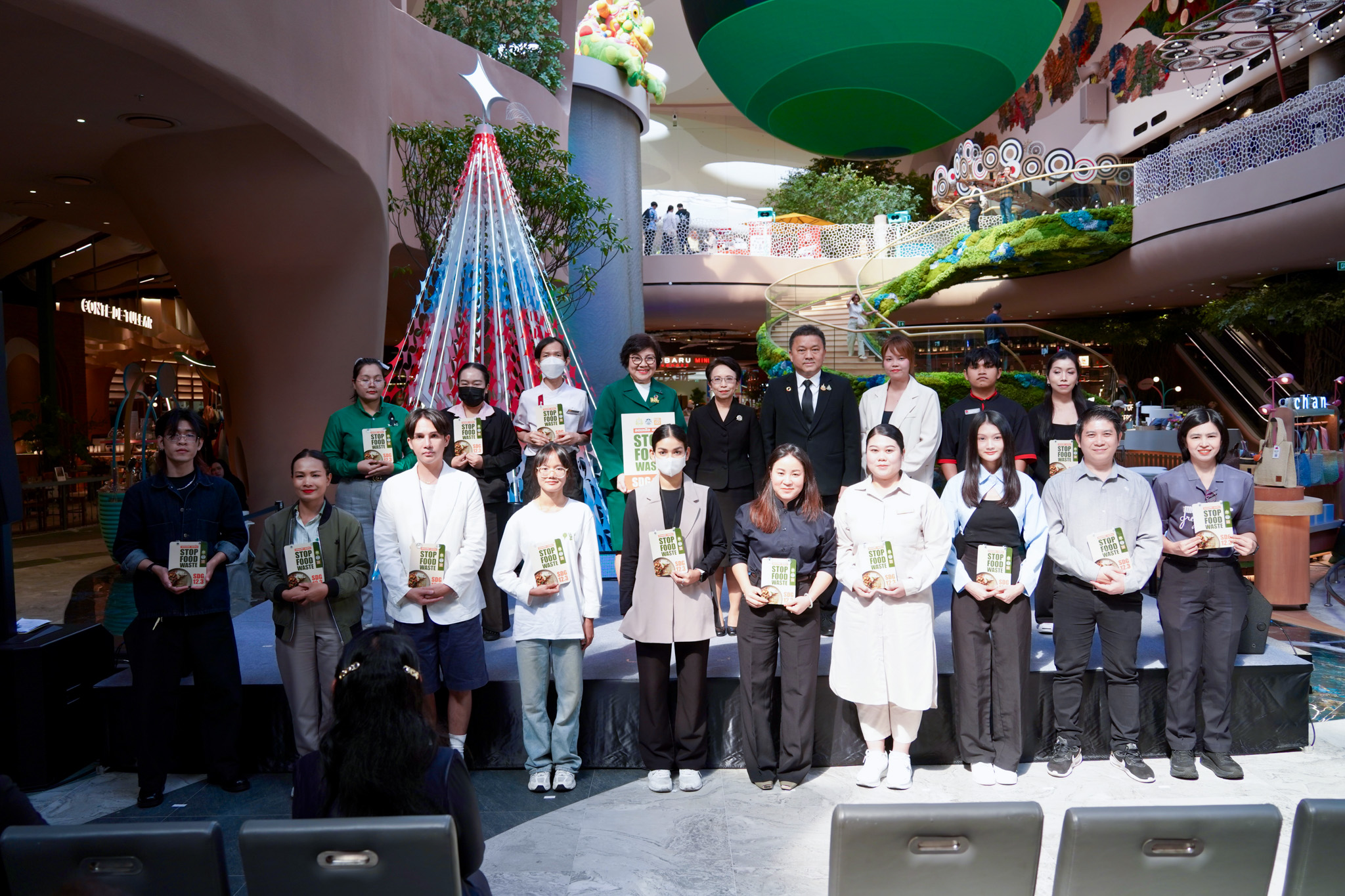 ภาพผู้แทนภาครัฐ เอกชน และนักวิจัย สวทช. พร้อมประชาชน ร่วม Kick Off โครงการลดขยะอาหาร