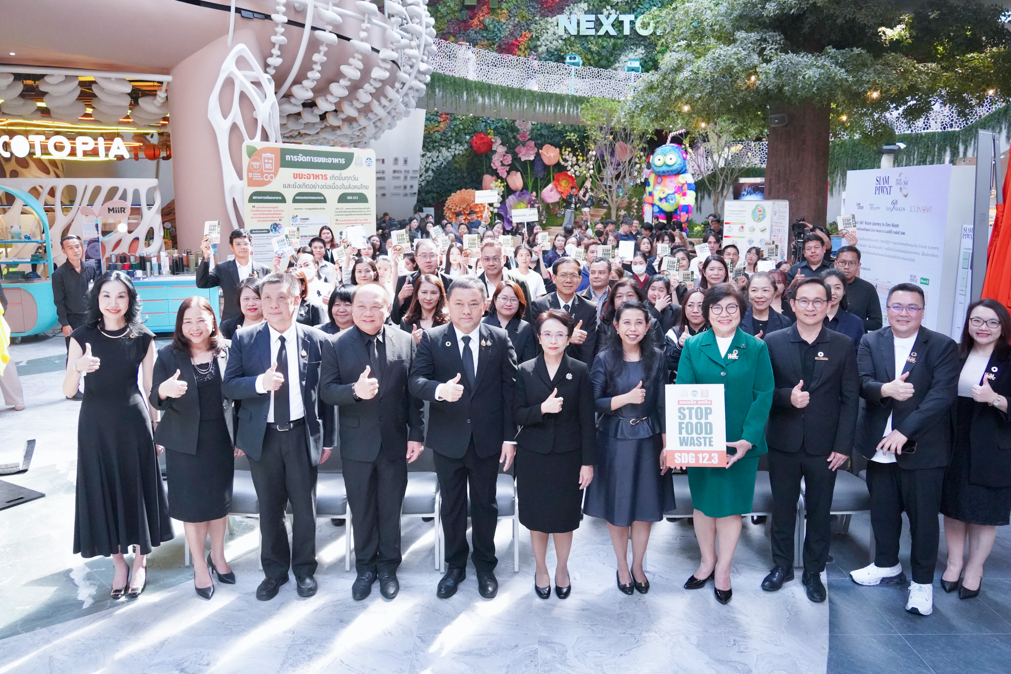 ภาพผู้แทนภาครัฐ เอกชน และนักวิจัย สวทช. ผู้เข้าร่วมงาน ร่วม Kick Off โครงการลดขยะอาหาร ยืนกดไลท์