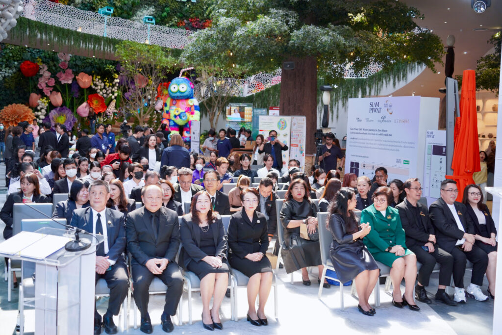 ภาพผู้แทนภาครัฐ เอกชน และนักวิจัย สวทช. ผู้เข้าร่วมงาน นั่งที่เก้าอี้ ร่วม Kick Off โครงการลดขยะอาหาร