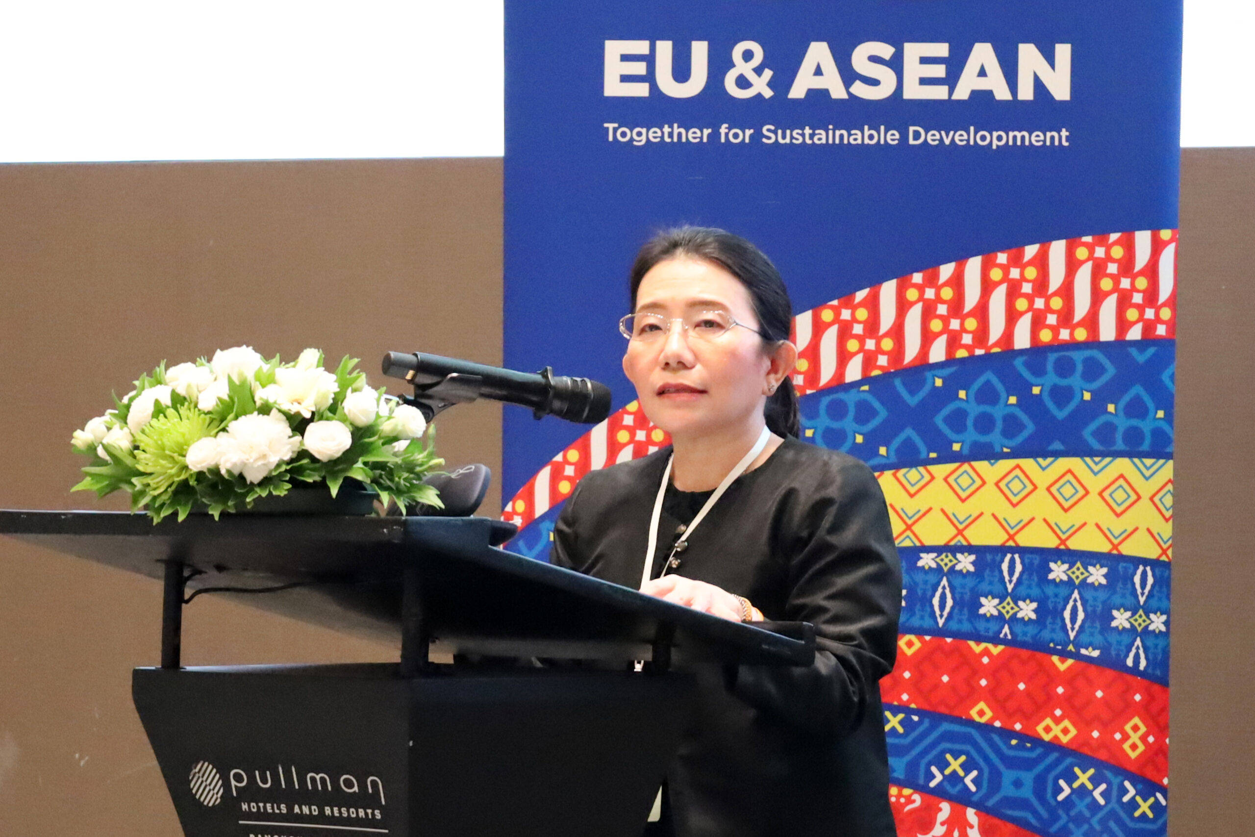 ภาพ ดร.สุมิตรา จรสโรจน์กุล ผู้อำนวยการ ENTEC สวทช. บนเวที การอบรมเชิงปฏิบัติการ “Capacity Building Workshop on Battery Energy Storage Systems (BESS) for Clean Energy Project Developers in ASEAN”