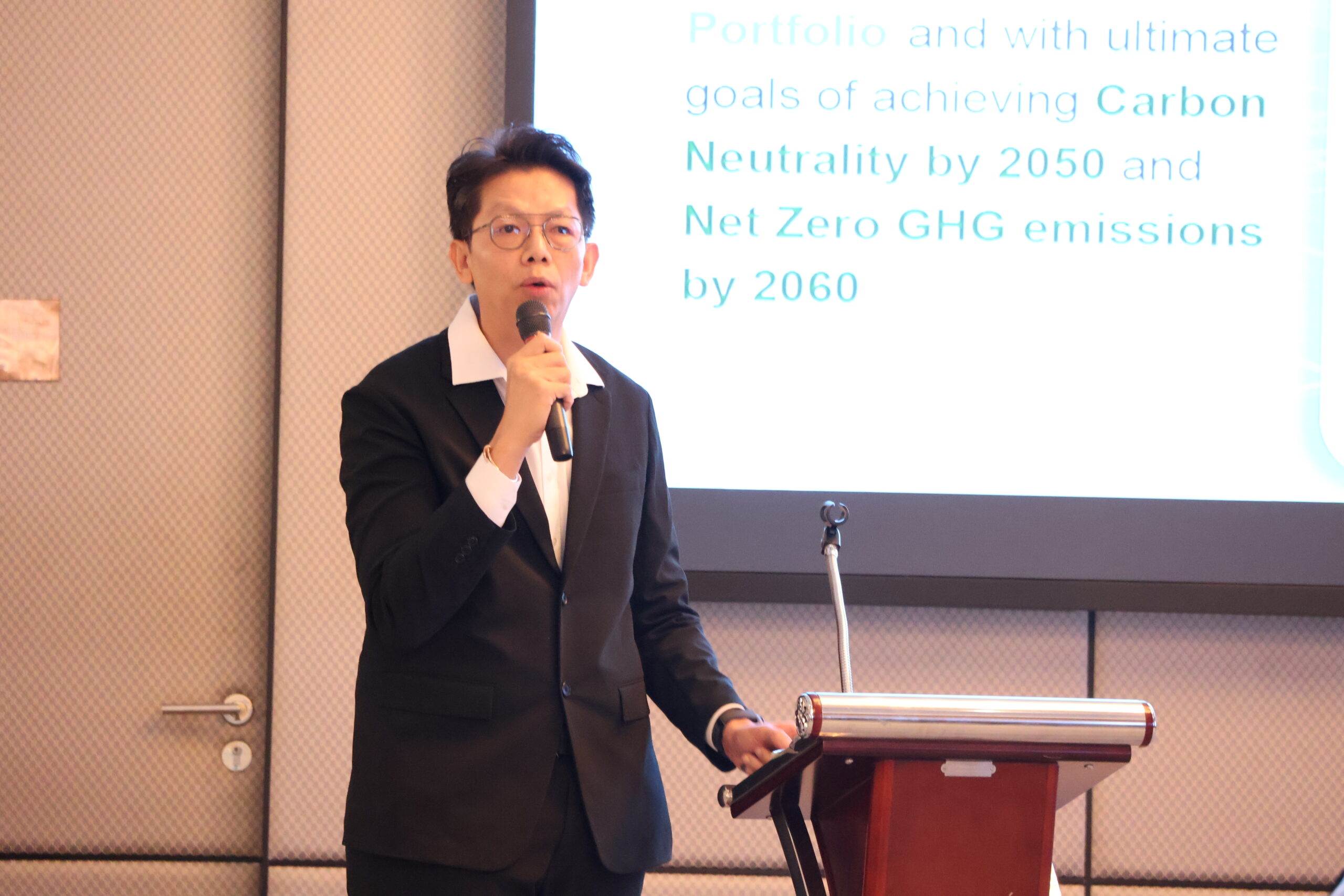 ภาพดร.พงศ์ศักดิ์ ครุกานันต์ บริษัท โกลบอล เพาเวอร์ ซินเนอร์ยี่ จำกัด (มหาชน)