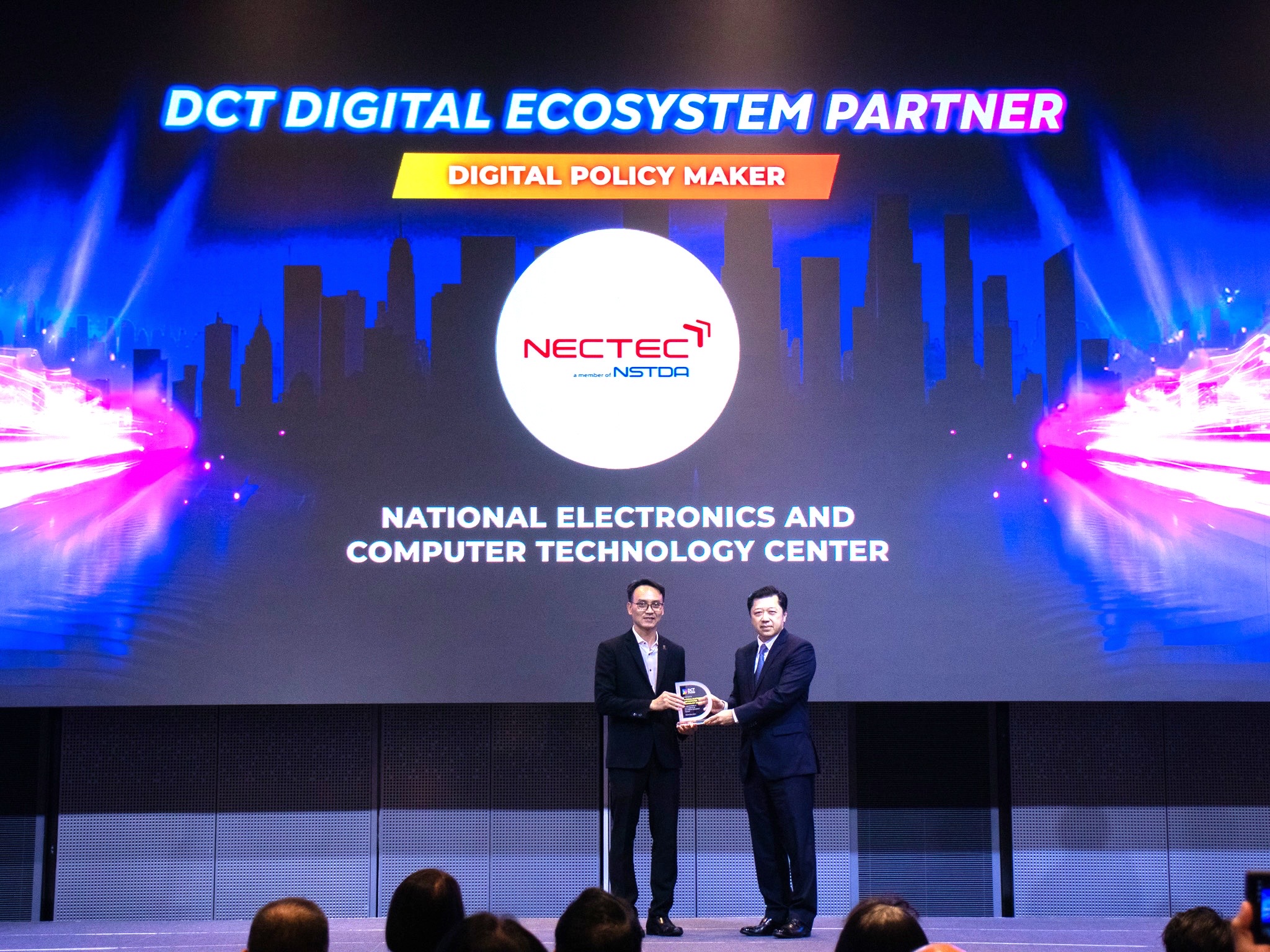 ภาพ เนคเทค สวทช. รับรางวัล จากงาน DCT Digital Policy Conference