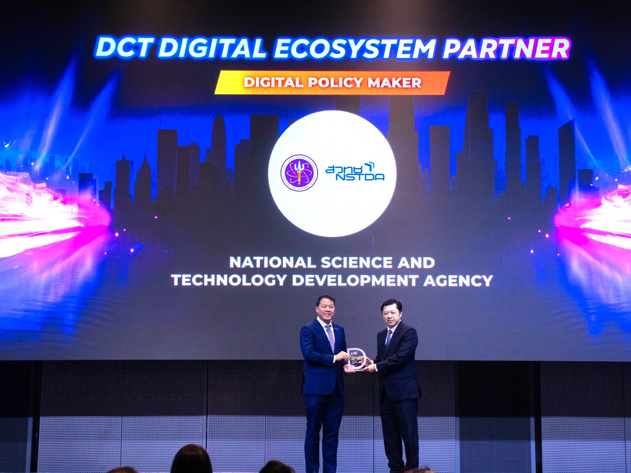ภาพ สวทช. รับรางวัล จากงาน DCT Digital Policy Conference