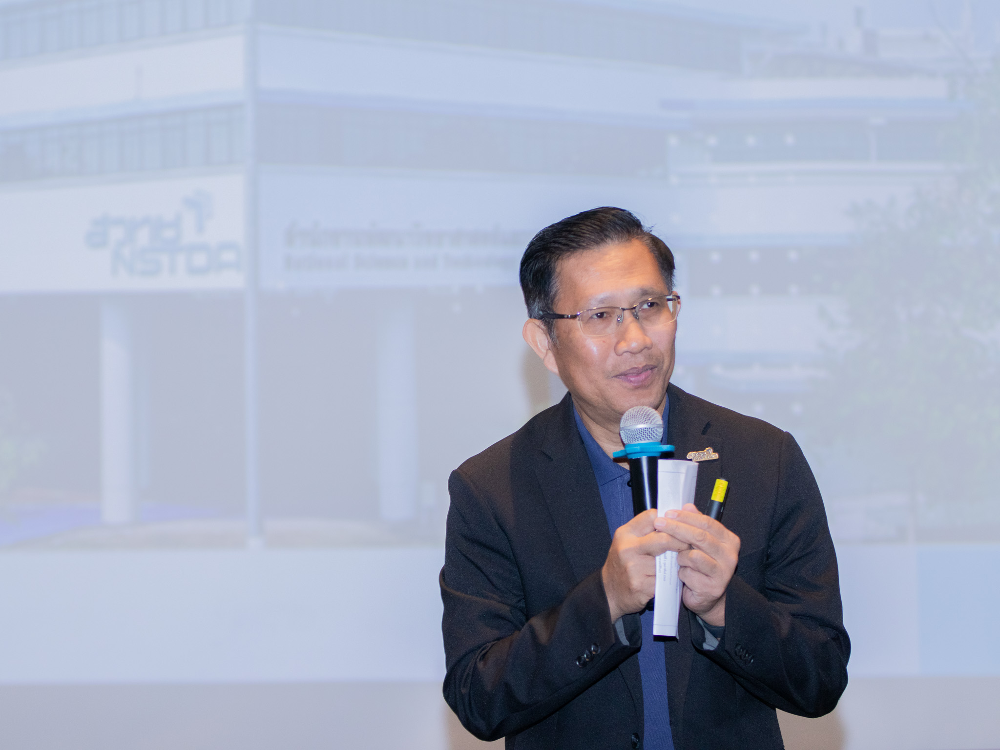 ภาพคุณอรรถกร ศิริสุวรรณ ผู้อำนวยการฝ่ายประชาสัมพันธ์ สวทช. กล่าวต้อนรับ