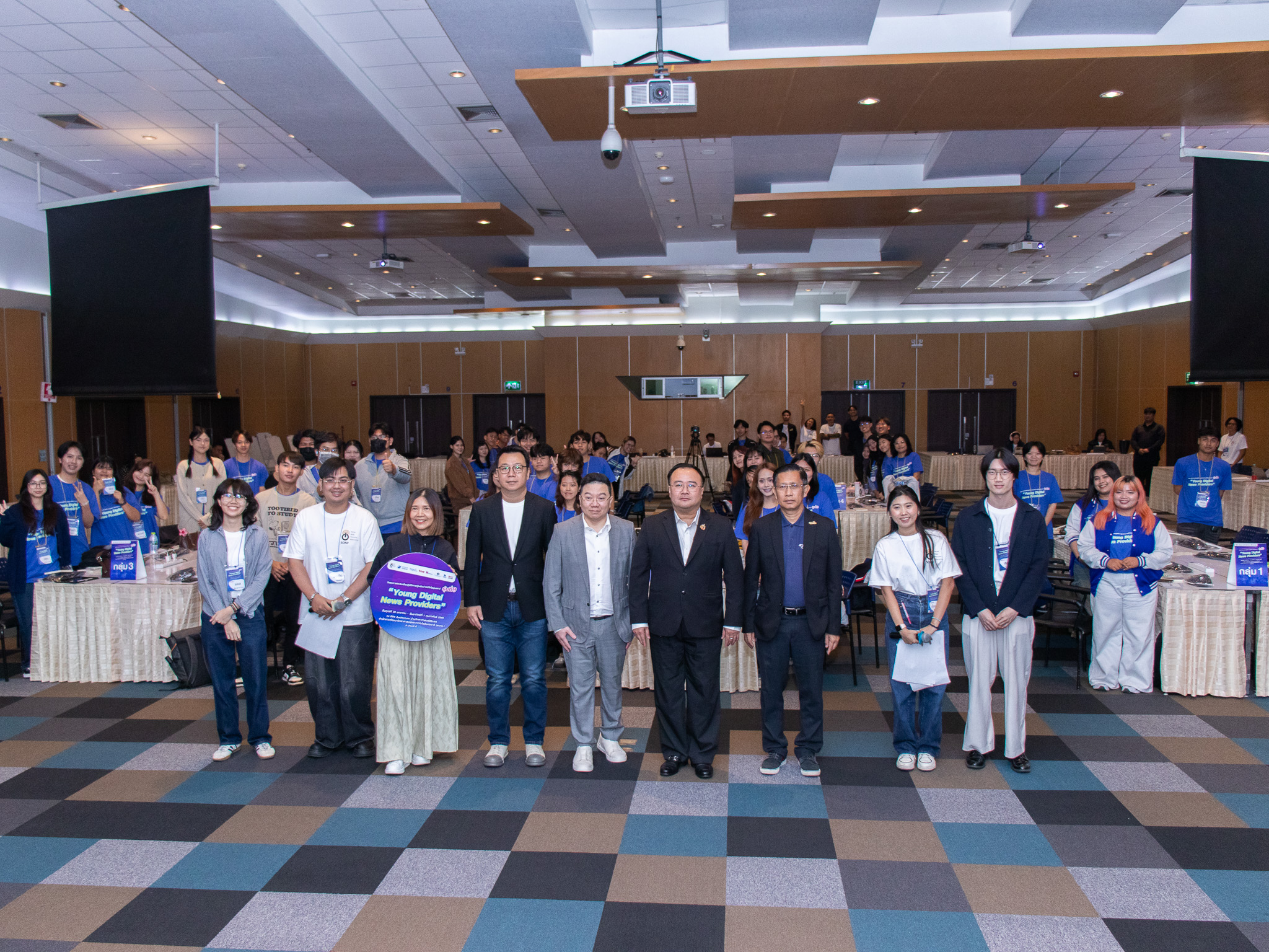 ภาพหมู่ประธานในงานและผู้ร่วมพิธีเปิดงานถ่ายภาพร่วมกับผู้ร่วมงานงาน