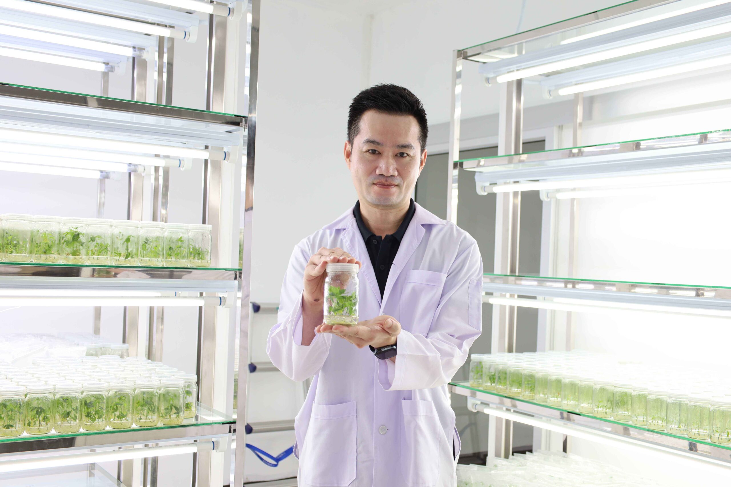 ภาพ ดร.ยินดี ชาญวิวัฒนา นักวิจัยไบโอเทค