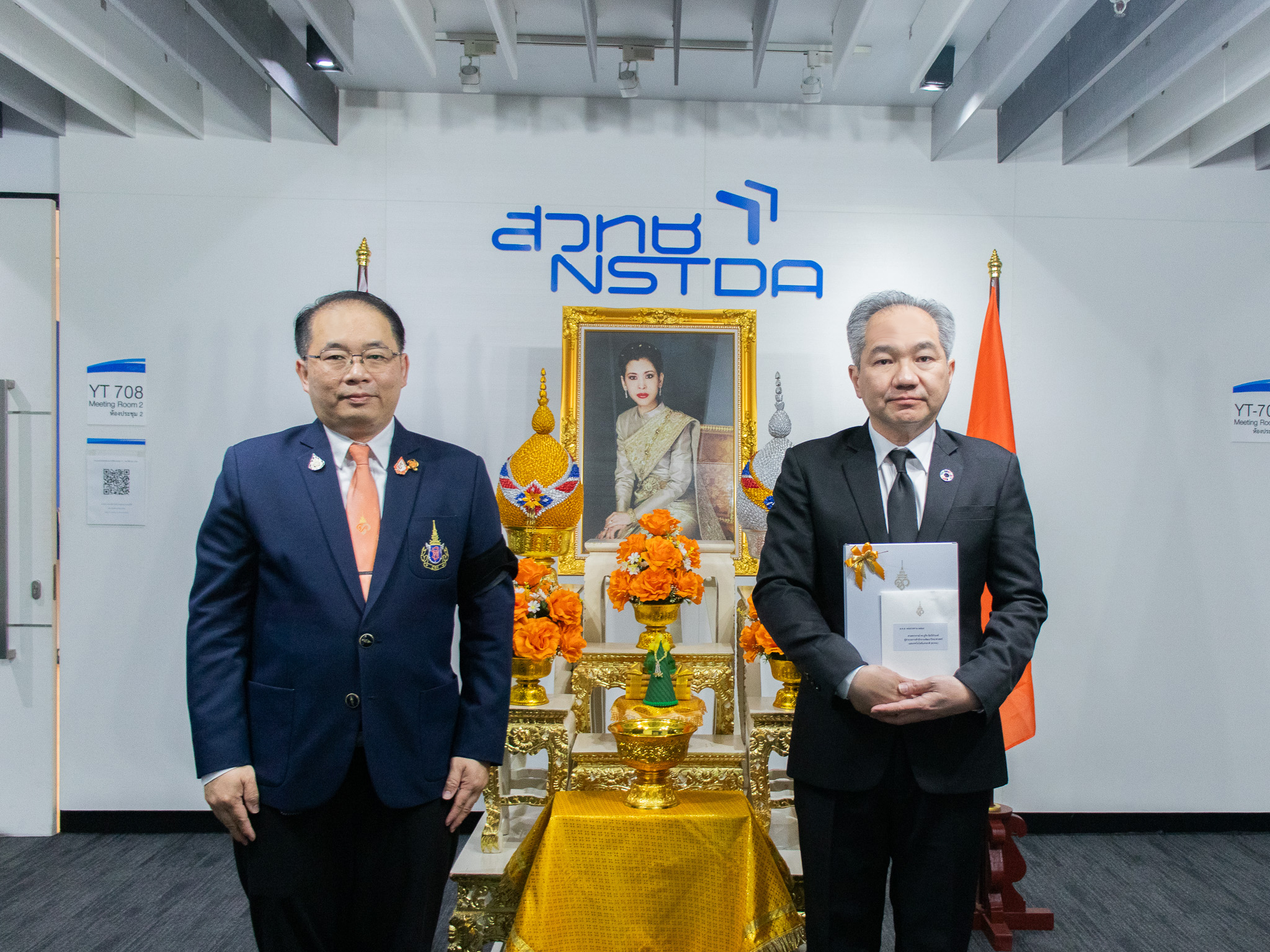 ภาพศาสตราจารย์ ดร.ชูกิจ ลิมปิจำนงค์ ผู้อำนวยการ สวทช. เข้ารับพระราชทานด้วยความสำนึกในพระมหากรุณาธิคุณ