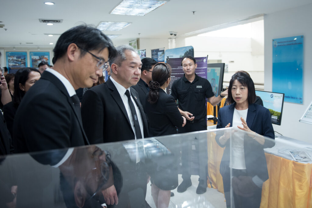 ภาพ ผู้บริหาร สวทช. และกรมทรัพยากรทางทะเลและชายฝั่ง เดินชมบูธ ผลงาน นักวิจัยไบโอเทค NOC กำลังอธิบาย