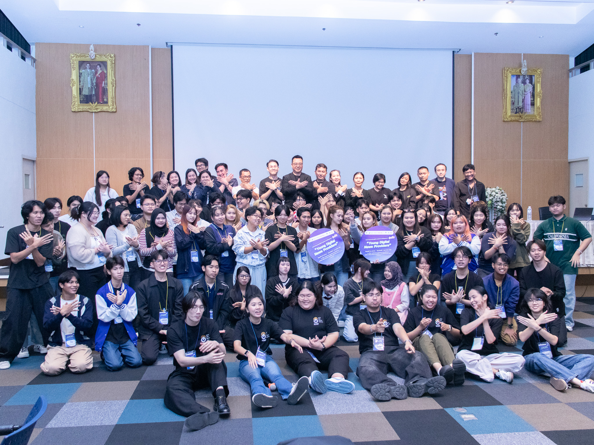 ภาพหมู่ผู้ร่วมงาน