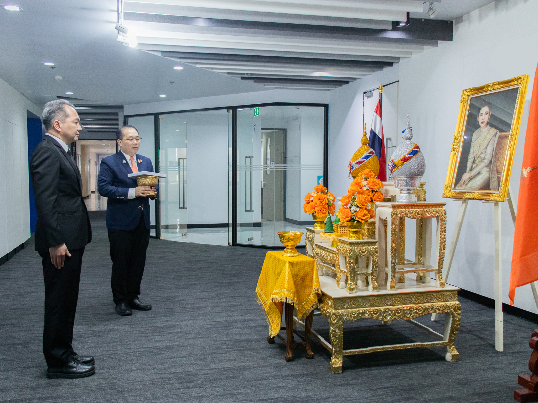 ภาพนายปิยพล ผู้แทนพระองค์ อัญเชิญบัตรอวยพร (ส.ค.ส.) พระราชทาน มอบให้แก่  ดร.ชูกิจ ผู้อำนวยการ สวทช. คณะผู้บริหาร และ พนักงาน ต่อหน้าพระบรมฉายาลักษณ์ ศาสตราจารย์ ดร.สมเด็จพระเจ้าน้องนางเธอ เจ้าฟ้าจุฬาภรณวลัยลักษณ์ อัครราชกุมารี กรมพระศรีสวางควัฒน วรขัตติยราชนารี