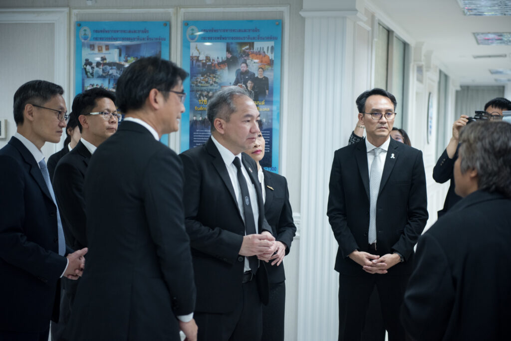 ภาพ ผู้บริหาร สวทช. และกรมทรัพยากรทางทะเลและชายฝั่ง เดินชมบูธ ผลงาน