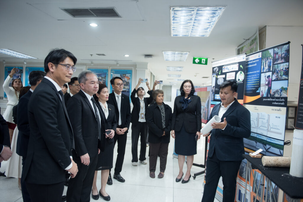 ภาพ ผู้บริหาร สวทช. และกรมทรัพยากรทางทะเลและชายฝั่ง เดินชมบูธ ผลงาน