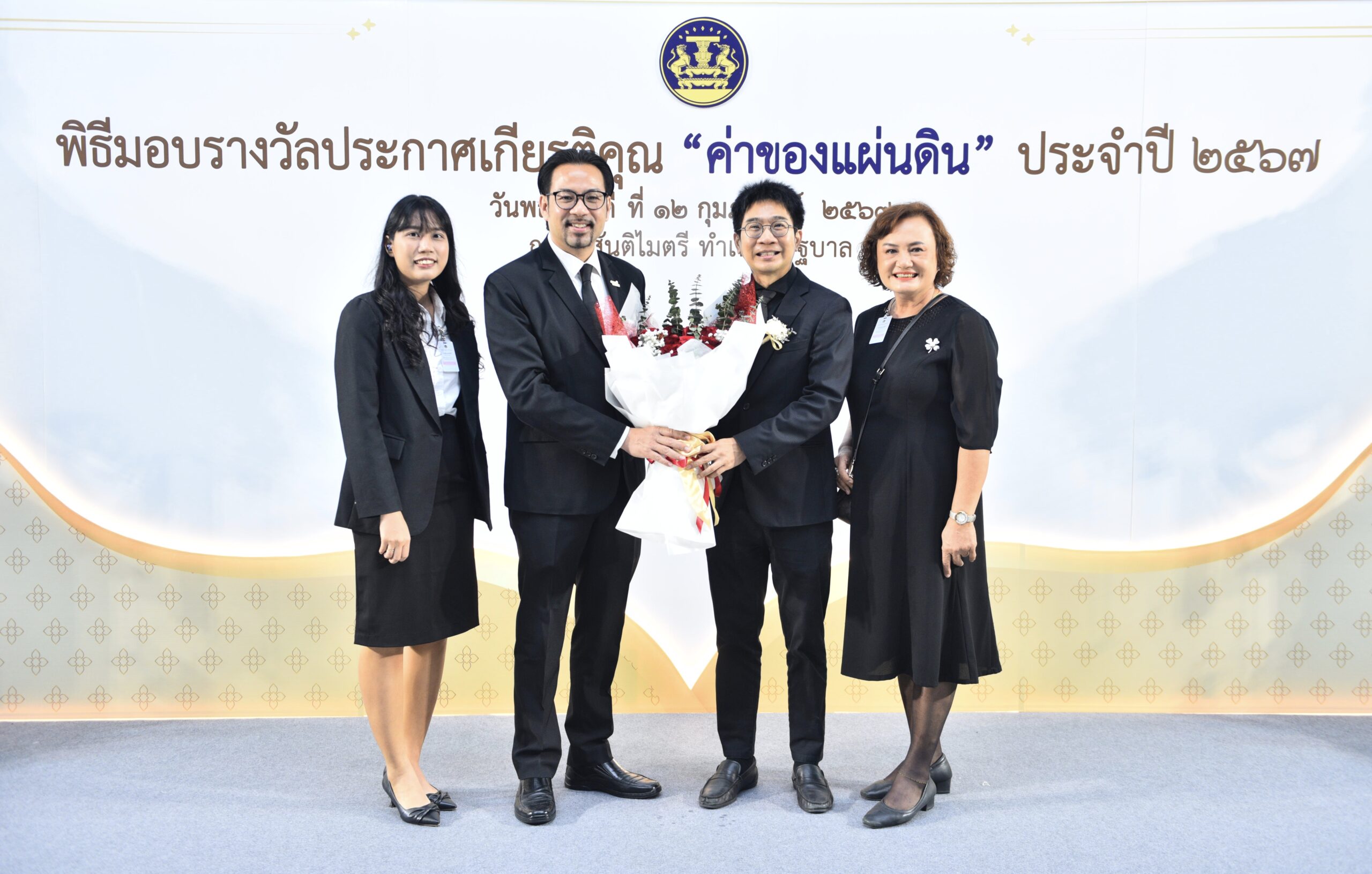 ภาพผู้บริหาร สวทช. ร่วมแสดงความยินดีกับ ดร.วสันต์ ภัททรอธิคม