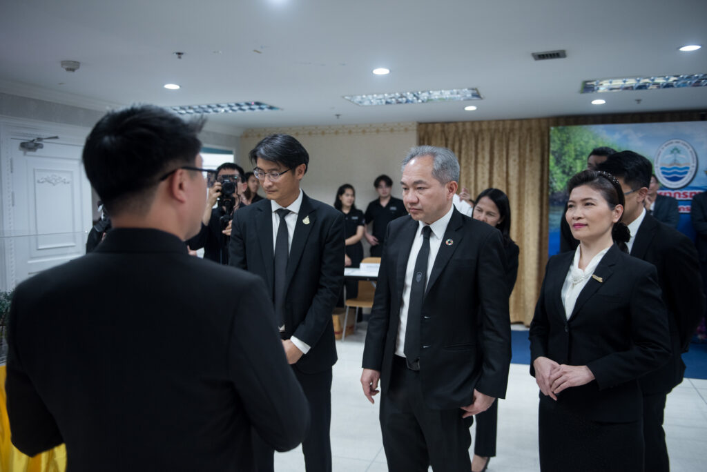 ภาพ ผู้บริหาร สวทช. และกรมทรัพยากรทางทะเลและชายฝั่ง เดินชมบูธ ผลงาน