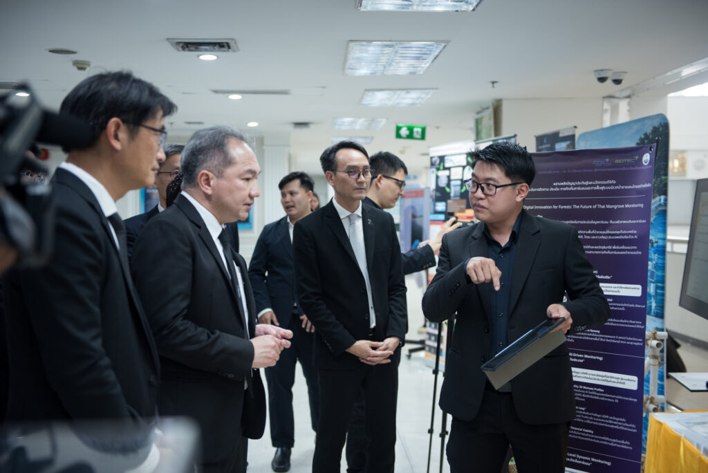 ภาพ ผู้บริหาร สวทช. และกรมทรัพยากรทางทะเลและชายฝั่ง เดินชมบูธ ผลงาน นักวิจัยไบโอเทค กำลังอธิบาย