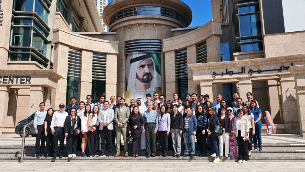 ภาพหมู่ผู้ร่วมงาน