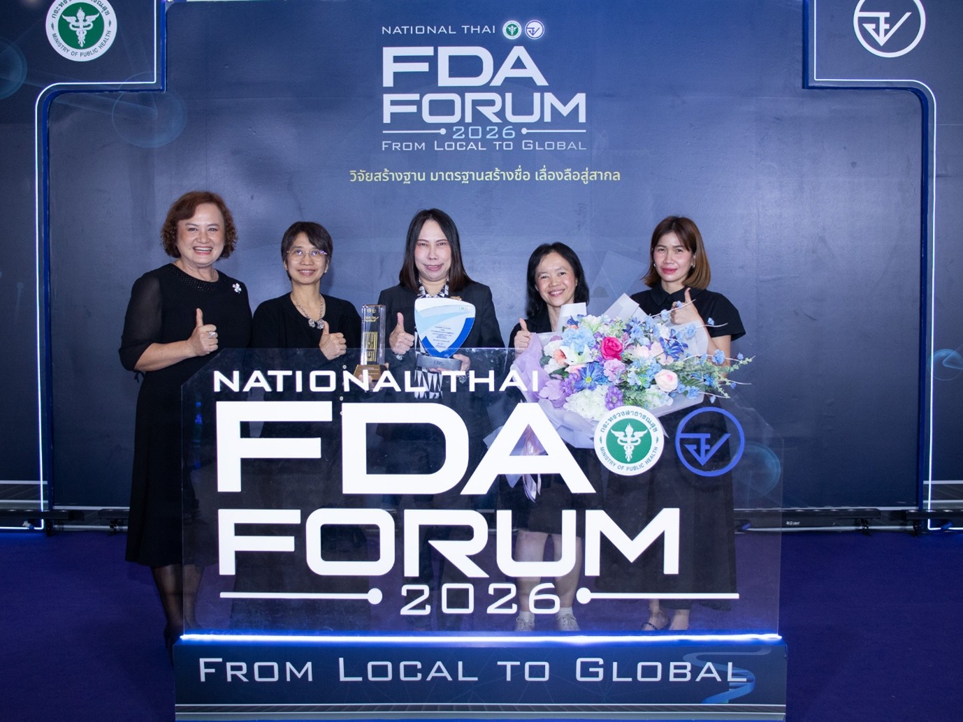 ภาพผู้แทนจาก สวทช. ร่วมแสดงความยินดี