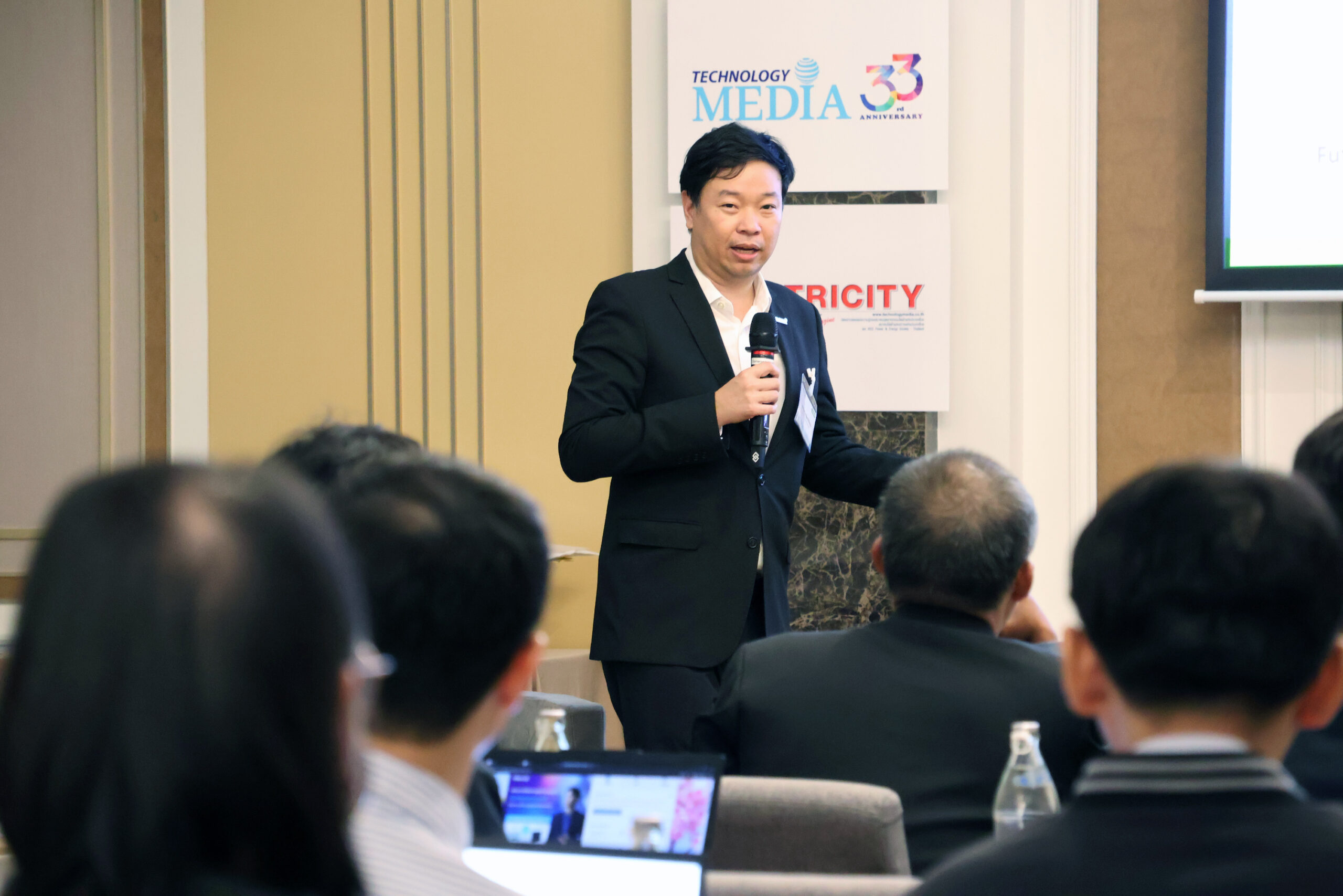 ภาพดร.วิศาล ลีลาวิวัฒน์ นักวิจัย ทีมวิจัยพลังงานทดแทนและประสิทธิภาพพลังงาน กลุ่มวิจัยพลังงานคาร์บอนต่ำ ENTEC สวทช. ร่วมบรรยายเรื่อง Hydrogen for Industrial Decarbonization