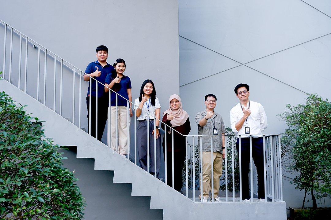 คุณอลิษา วิลันโท ผู้ช่วยวิจัยอาวุโส ทีมวิจัยธนาคารเมล็ดพันธุ์และระบบนิเวศ NBT ไบโอเทค สวทช. (คนที่ 4 จากซ้ายมือ) ผู้พัฒนาหลักแพลตฟอร์ม WildGuardTH และทีมวิจัย