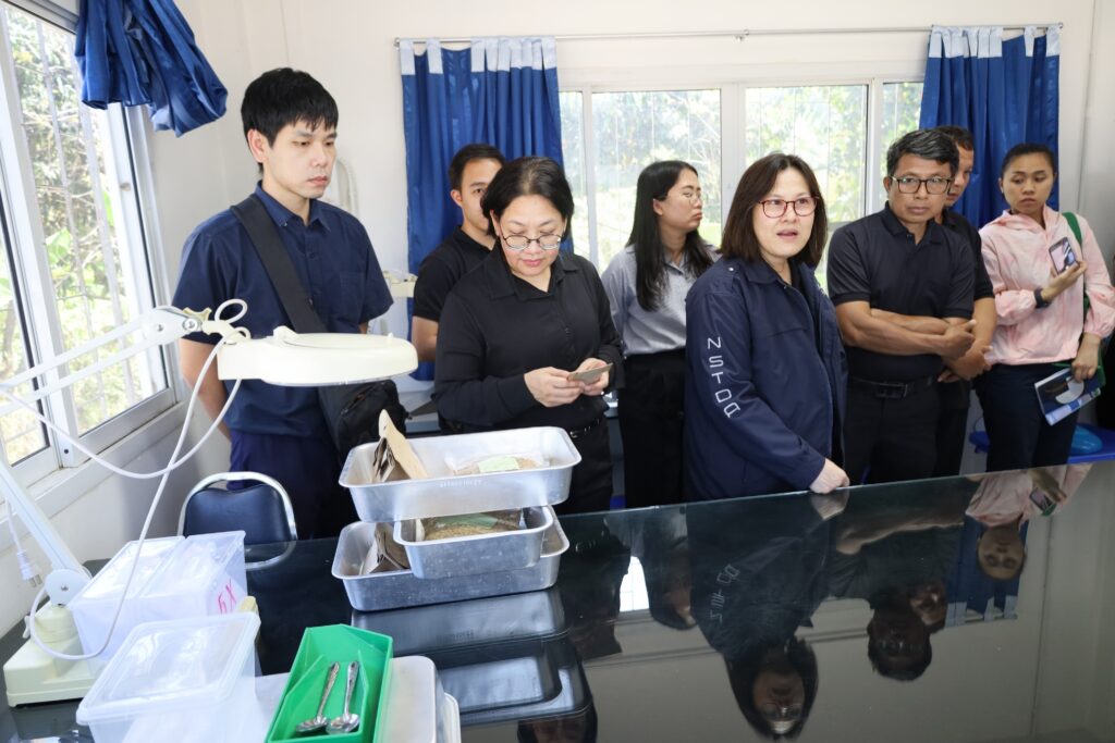 ภาพ: คณะผู้แทนสำนักงบประมาณและ สวทช. เยี่ยมชมห้องปฏิบัติการทดสอบคุณภาพเมล็ดพันธุ์ เพื่อดูการควบคุมมาตรฐานเมล็ดพันธุ์