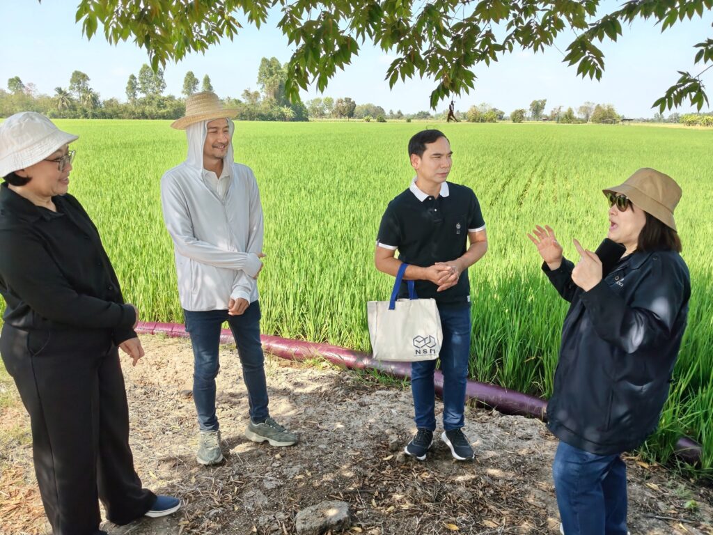 ภาพ: คณะผู้บริหารและทีมงานร่วมพูดคุยและแลกเปลี่ยนความคิดเห็นบริเวณแปลงผลิตเมล็ดพันธุ์ข้าวและข้าวคาร์บอนต่ำ