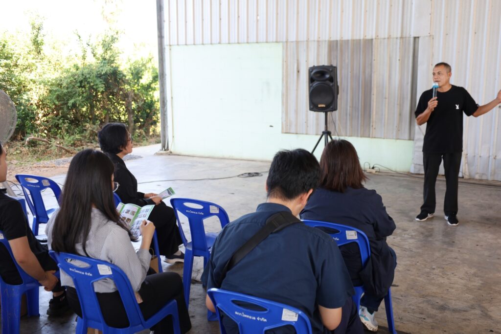 ภาพ: ผู้แทนฝ่ายการตลาดของสหกรณ์การเกษตรโพทะเล จำกัด เป็นวิทยากรบรรยายกระบวนการผลิตเมล็ดพันธุ์ข้าว