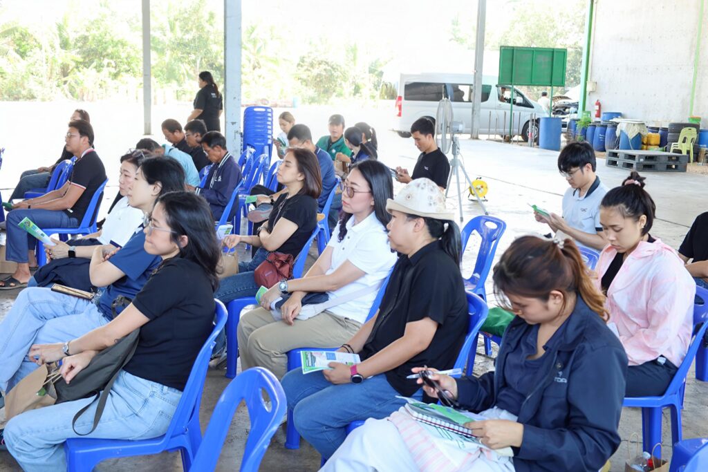 ภาพ: บรรยากาศการรับฟังบรรยายขั้นตอนและกระบวนการผลิตเมล็ดพันธุ์ข้าวคุณภาพสูงจากผู้แทนสหกรณ์การเกษตรโพทะเล
