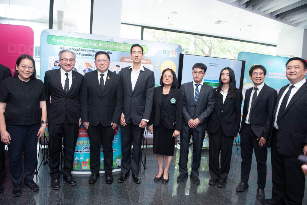 ภาพ: ผู้บริหารและทีมงานจากกรมควบคุมโรคและ สวทช. ร่วมถ่ายภาพที่จุดแสดงผลงานนวัตกรรมเพื่อยกระดับสาธารณสุขไทย