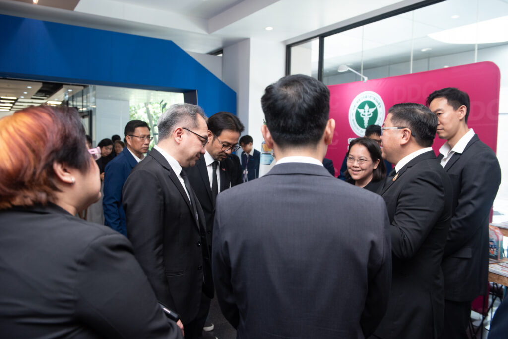 ภาพ: คณะผู้บริหารเยี่ยมชมนิทรรศการผลงานวิจัย