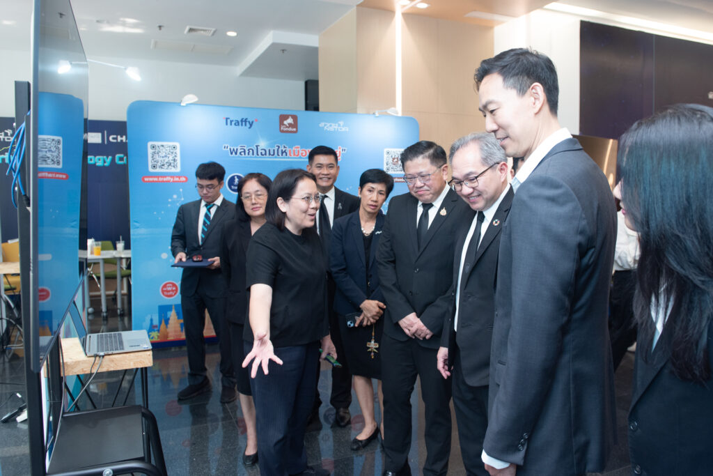 ภาพ: คณะผู้บริหารเยี่ยมชมนิทรรศการผลงานวิจัยและรับฟังการบรรยายการใช้งานแพลตฟอร์ม Traffy Fondue เพื่อเฝ้าระวังสุขภาพ
