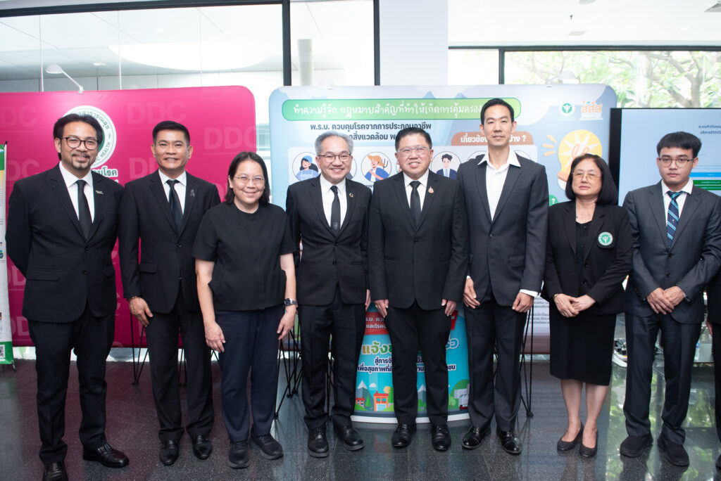 ภาพ: คณะผู้บริหารและทีมนักวิจัยถ่ายภาพร่วมกันบริเวณบูธนิทรรศการระบบ EnvOcc เพื่อเฝ้าระวังโรคจากการประกอบอาชีพ