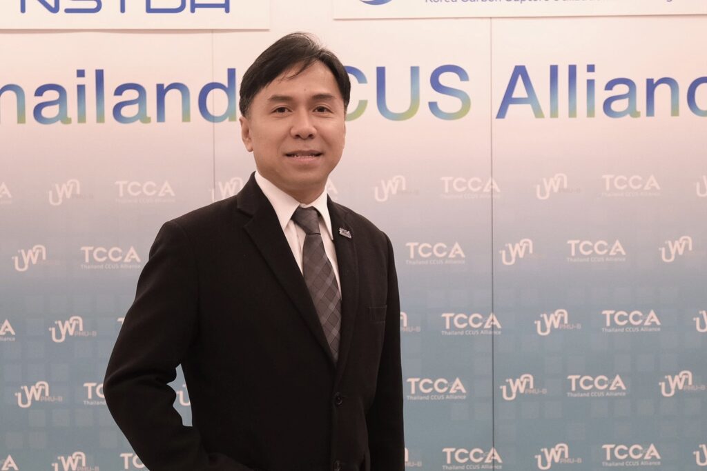 ภาพเดี่ยว ดร.ขจรศักดิ์ เฟื่องนวกิจ หัวหน้าโครงการภาคีเครือข่ายพันธมิตรฯ (TCCA) หน้าฉากหลังงานลงนามความร่วมมือ