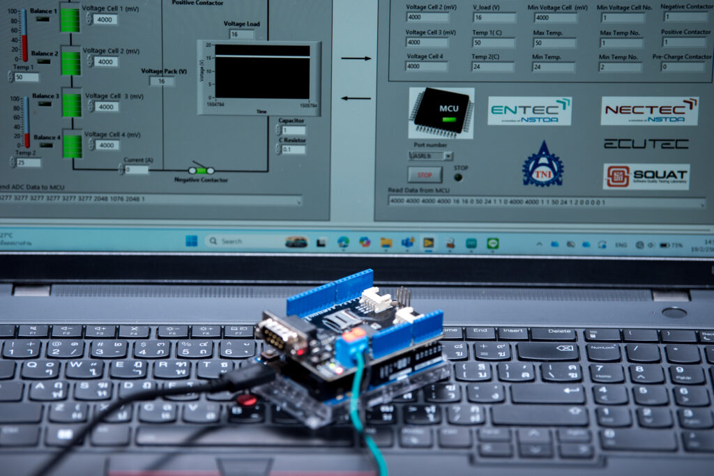 ภาพ: การทดสอบระบบซอฟต์แวร์บริหารจัดการข้อมูลพลังงานและคาร์บอนบนคอมพิวเตอร์ร่วมกับอุปกรณ์ไมโครคอนโทรลเลอร์