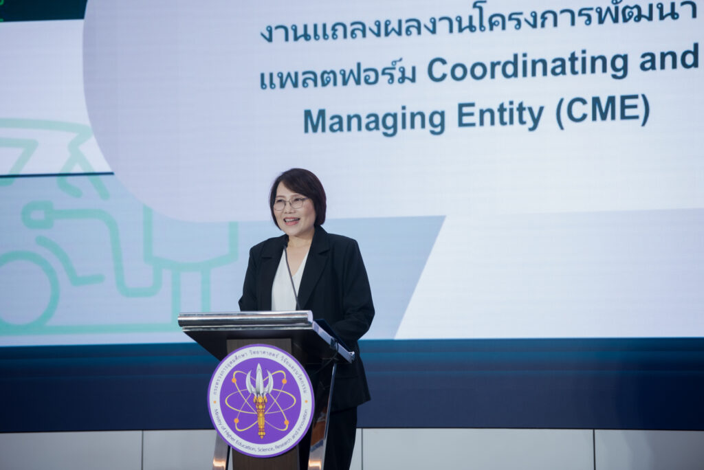 ภาพ: รศ. ดร.สุณีย์ กัลยะจิตร รองผู้อำนวยการ บพข. กล่าวถึงการสนับสนุนทุนวิจัยในงานแถลงผลงานโครงการพัฒนาแพลตฟอร์ม CME