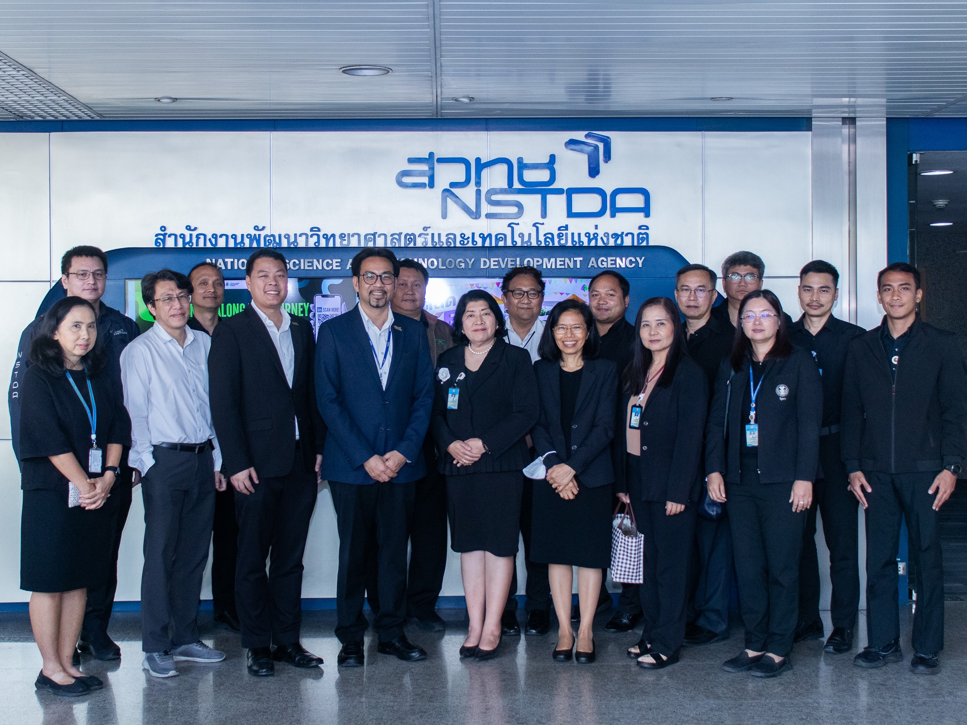 ภาพ: คณะผู้บริหาร สวทช. และคณะสำนักสารสนเทศ สำนักงานเลขาธิการสภาผู้แทนราษฎร ถ่ายภาพร่วมกัน ณ โถงต้อนรับ อาคาร สวทช.