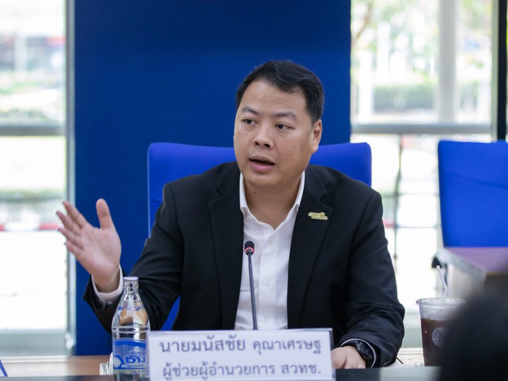 ภาพ: ดร.มนัสชัย คุณาเศรษฐ ผู้ช่วยผู้อำนวยการ สวทช. บรรยายสรุปภาพรวมระบบสารสนเทศเพื่อสนับสนุนบุคลากร