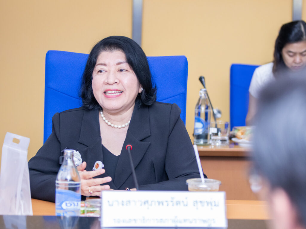 ภาพ: ดร.ศุภพรรัตน์ สุขพุ่ม รองเลขาธิการสภาผู้แทนราษฎร กล่าวนำคณะศึกษาดูงานและแลกเปลี่ยนความคิดเห็น