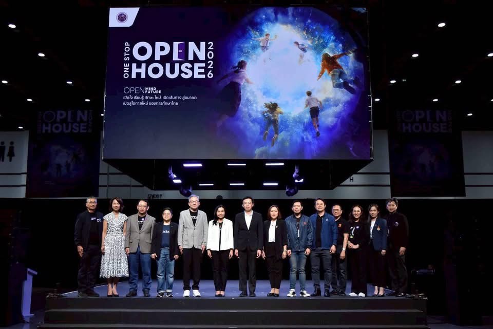 ภาพ: คณะผู้บริหารระดับสูง กระทรวง อว. และ สวทช. ถ่ายภาพร่วมกันบนเวทีงาน One Stop Open House 2026