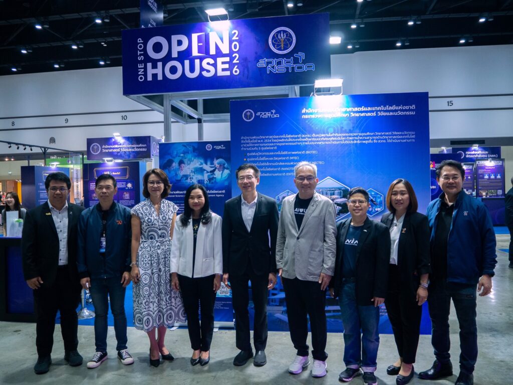 ภาพ: ศาสตราจารย์ ดร.ชูกิจ ลิมปิจำนงค์ ผู้อำนวยการ สวทช. และคณะผู้บริหาร ถ่ายภาพร่วมกันที่บูธนิทรรศการ สวทช.