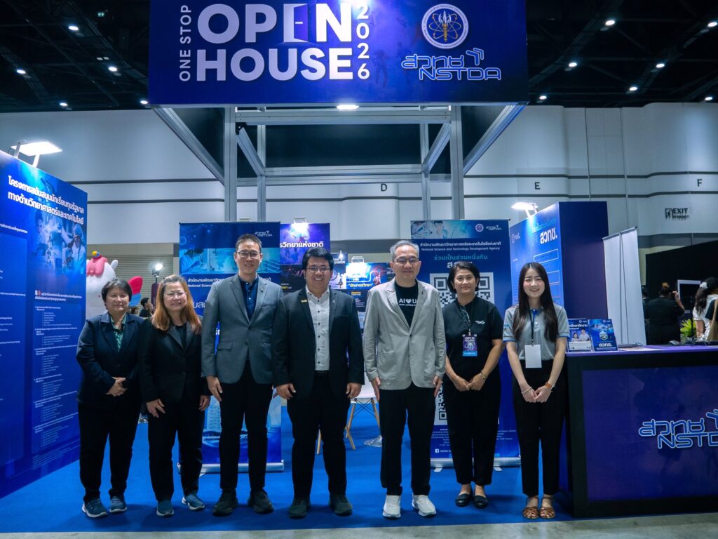 ภาพ: คณะผู้บริหาร สวทช. และเจ้าหน้าที่ ถ่ายภาพร่วมกันเพื่อต้อนรับผู้เข้าร่วมงาน ณ บูธนิทรรศการ สวทช.