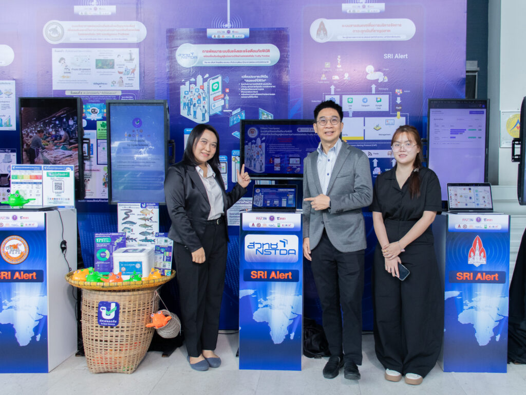 ภาพ: ดร.วสันต์ ภัทรอธิคม ผู้ช่วยผู้อำนวยการ สวทช. และทีมงาน นำเสนอการเชื่อมต่อระบบ SRI Alert เข้ากับแพลตฟอร์ม Traffy Fondue ภายในโซนนิทรรศการ