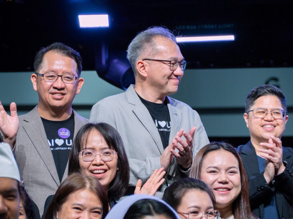 ภาพ:คณะผู้บริหาร กระทรวง อว. ร่วมถ่ายภาพหมู่กับผู้เข้าร่วมงาน One Stop Open House 2026 ด้วยความยินดี