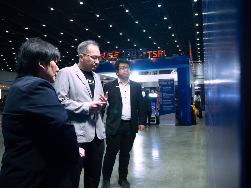 ภาพ: ผู้บริหาร สวทช. เดินเยี่ยมชมและร่วมหารือบริเวณบูธนิทรรศการภายในงาน