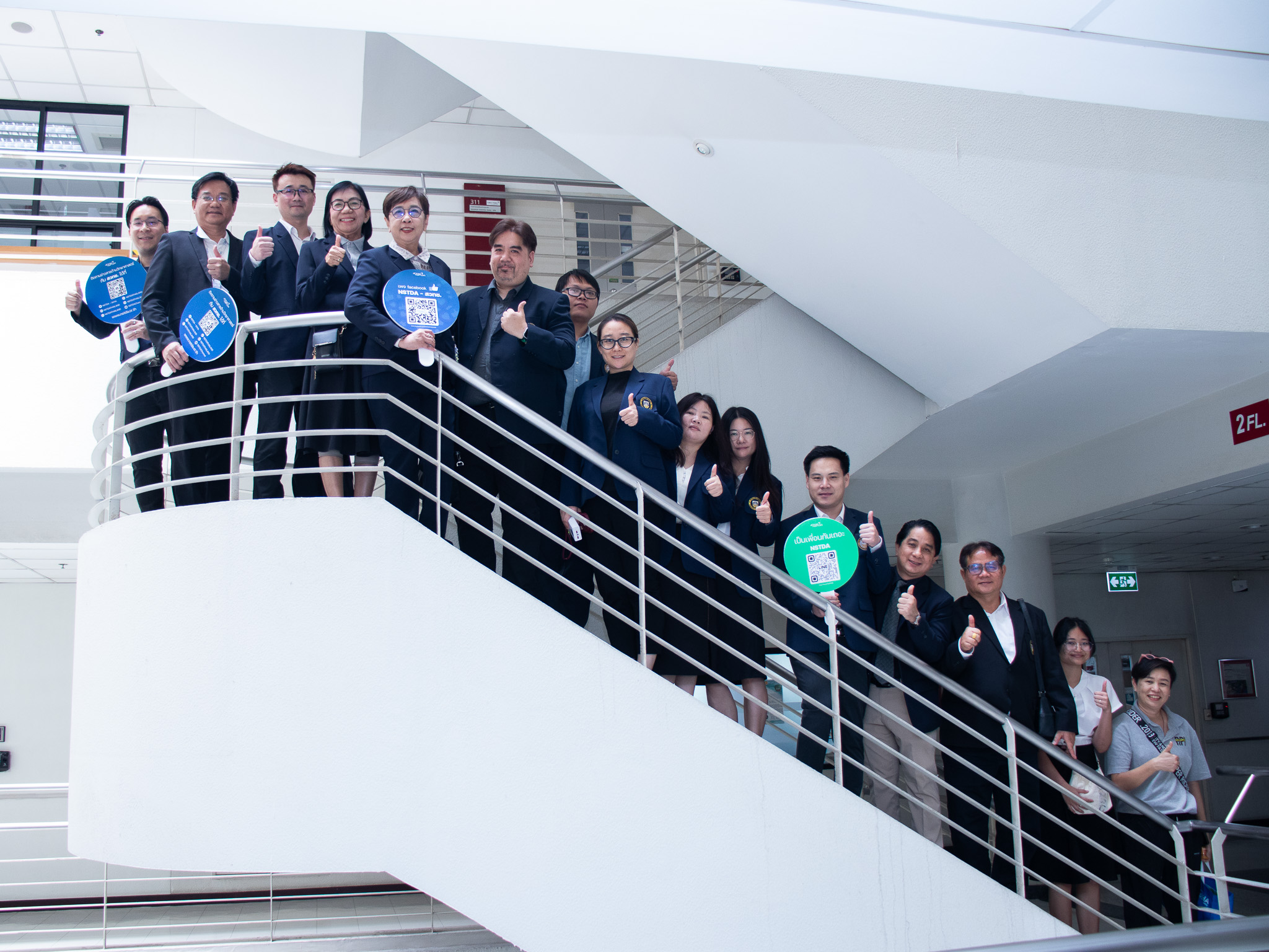 ภาพหมู่สวทช. ให้การต้อนรับคณะนักศึกษาปริญญาเอก จากมหาวิทยาลัยราชพฤกษ์ ในการเยี่ยมชมและเสริมประสบการณ์ด้านการพัฒนาผู้ประกอบการเทคโนโลยี