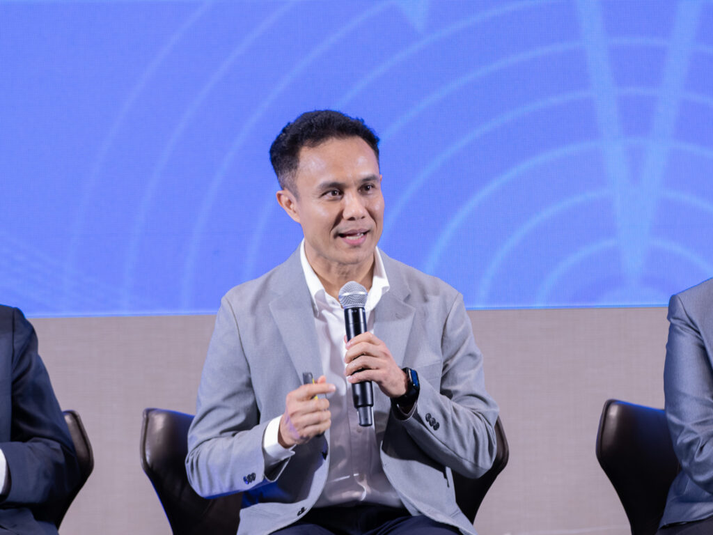 ภาพ: วิทยากรผู้เชี่ยวชาญร่วมพูดคุยและนำเสนอข้อมูลบนเวทีเสวนาในงานเปิดตัวระบบ SRI Alert